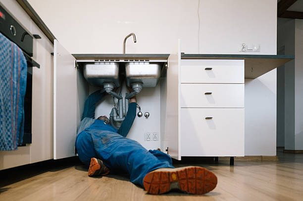 Professional Emergency Plumber technician working in White Plains, NC